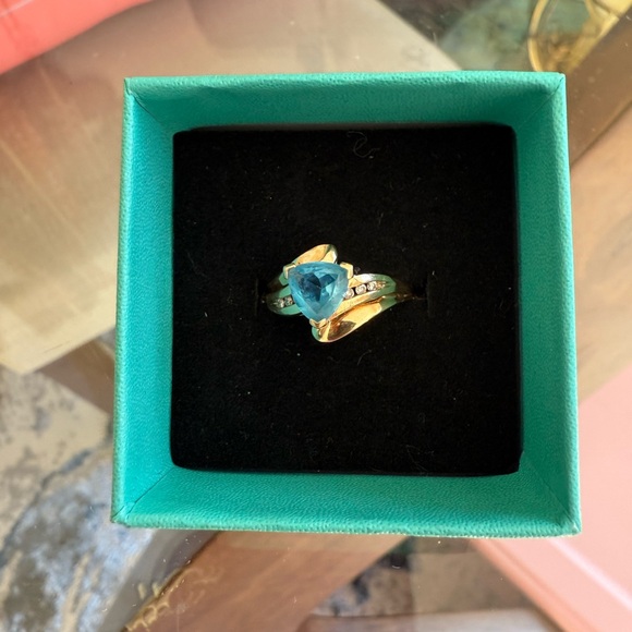 VINTAGE DESIGNER LGL 10K GOLD TRILLION CUT TOPAZ CREATED 
DIAMOND WAVE BAND
RING - Picture 3 of 9